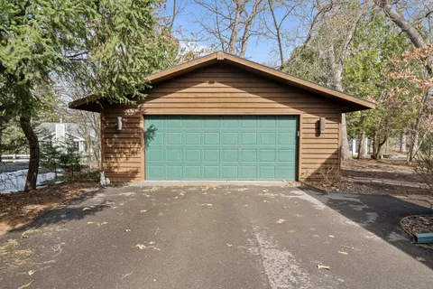 $819,500 | 242 Waubun Drive, Fontana, WI 53125