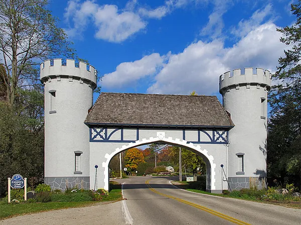 $819,500 | 242 Waubun Drive, Fontana, WI 53125