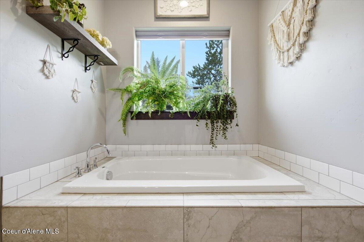29738 North Ramsey Road Athol, ID 83801 - Photo 13 of 29 37-Primary Bathroom