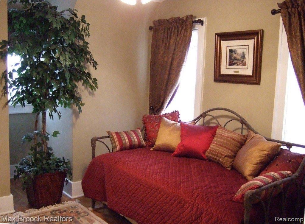 435 West Iroquois Road Pontiac, MI 48341 - Photo 21 of 25 Spacious Guest Rooms