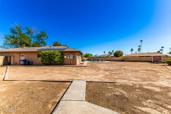 a view of a backyard
