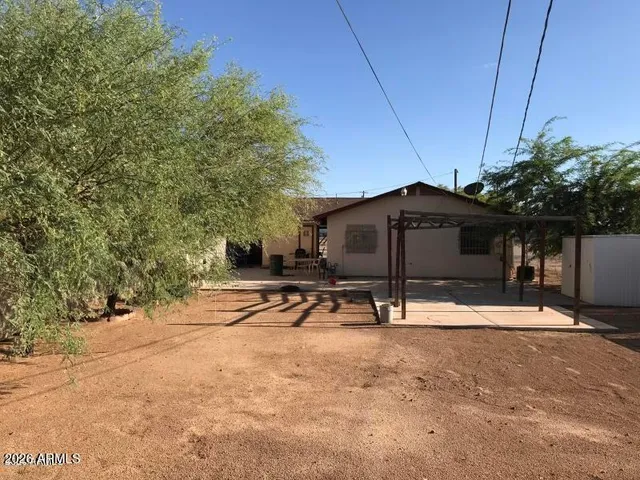 a view of a backyard