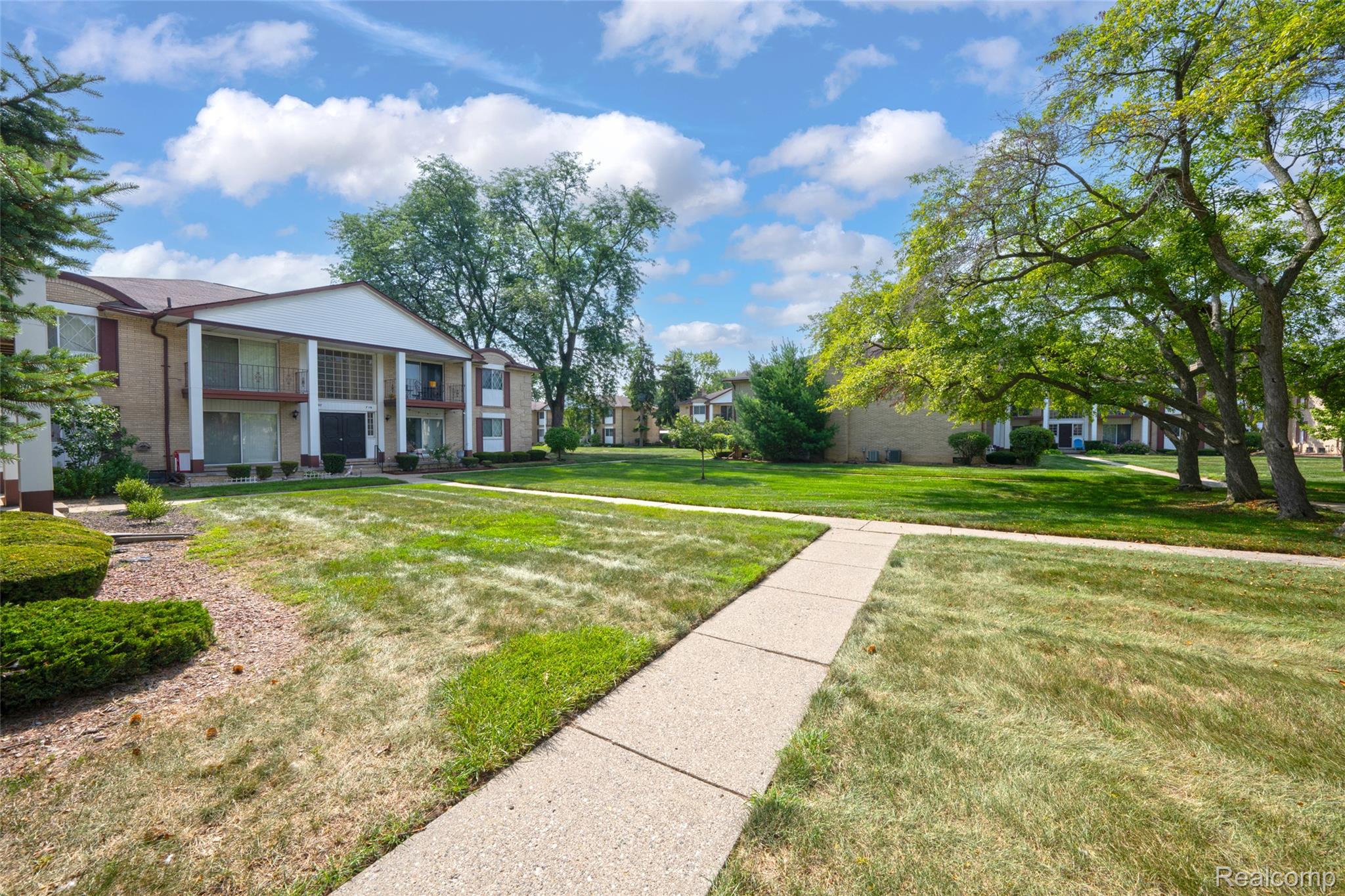 29289 Hayes Road, Unit F10 Warren, MI 48088 - Photo 33 of 40 33_Courtyard-1.jpg