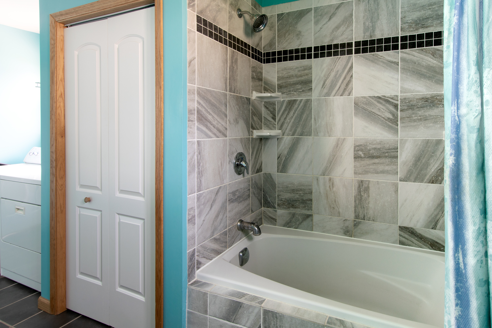 116 South 10th Street Rochelle, IL 61068 - Photo 8 of 19 a bathroom with a bathtub and a shower