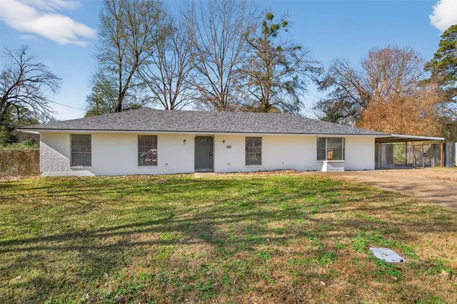 a view of a house with a backyard