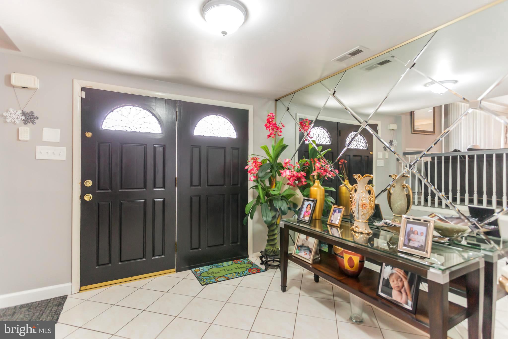 9731 Chapel Road Philadelphia, PA 19115 - Photo 3 of 27 Foyer/ Entry way