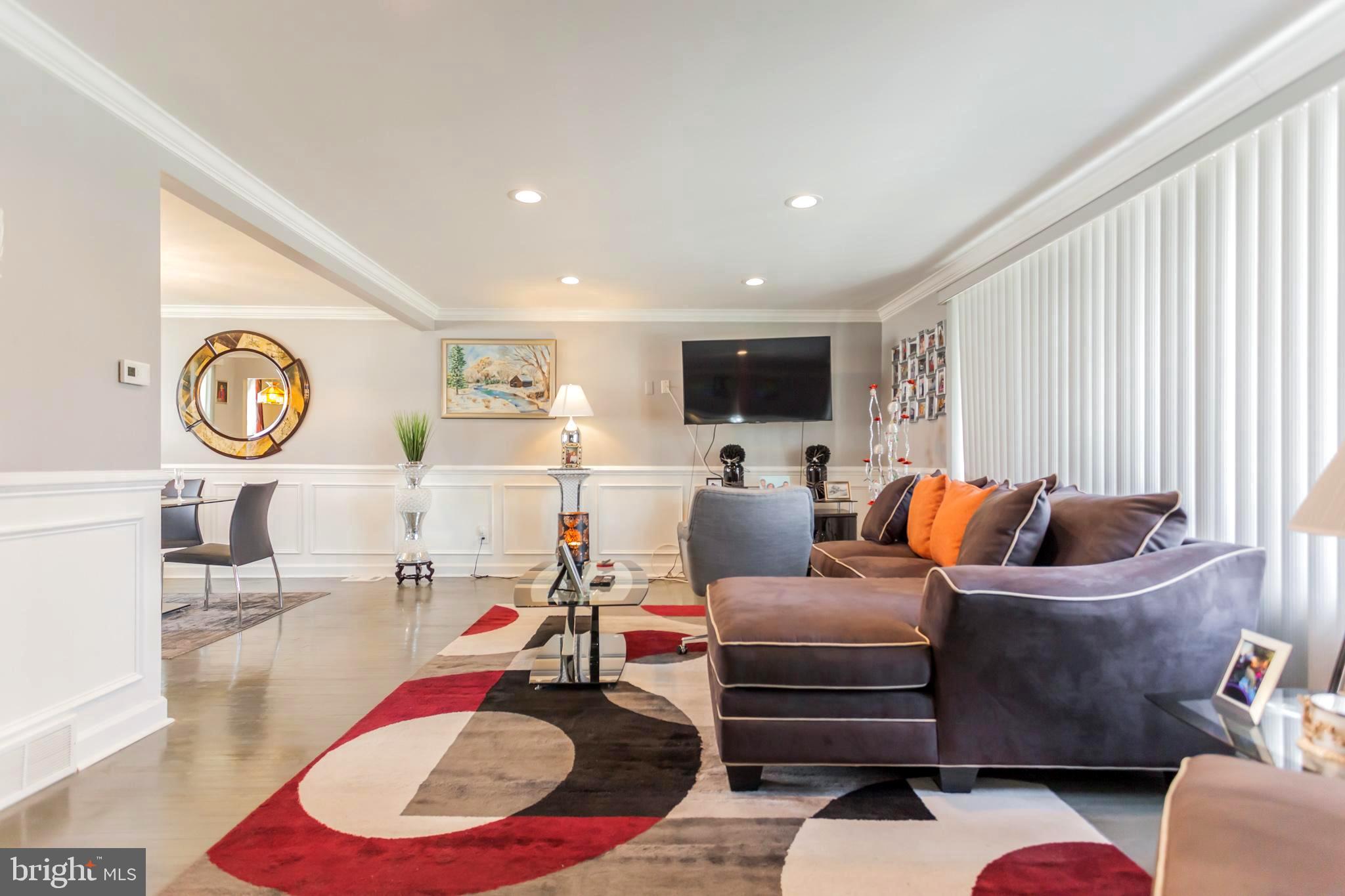 9731 Chapel Road Philadelphia, PA 19115 - Photo 4 of 27 Living Room