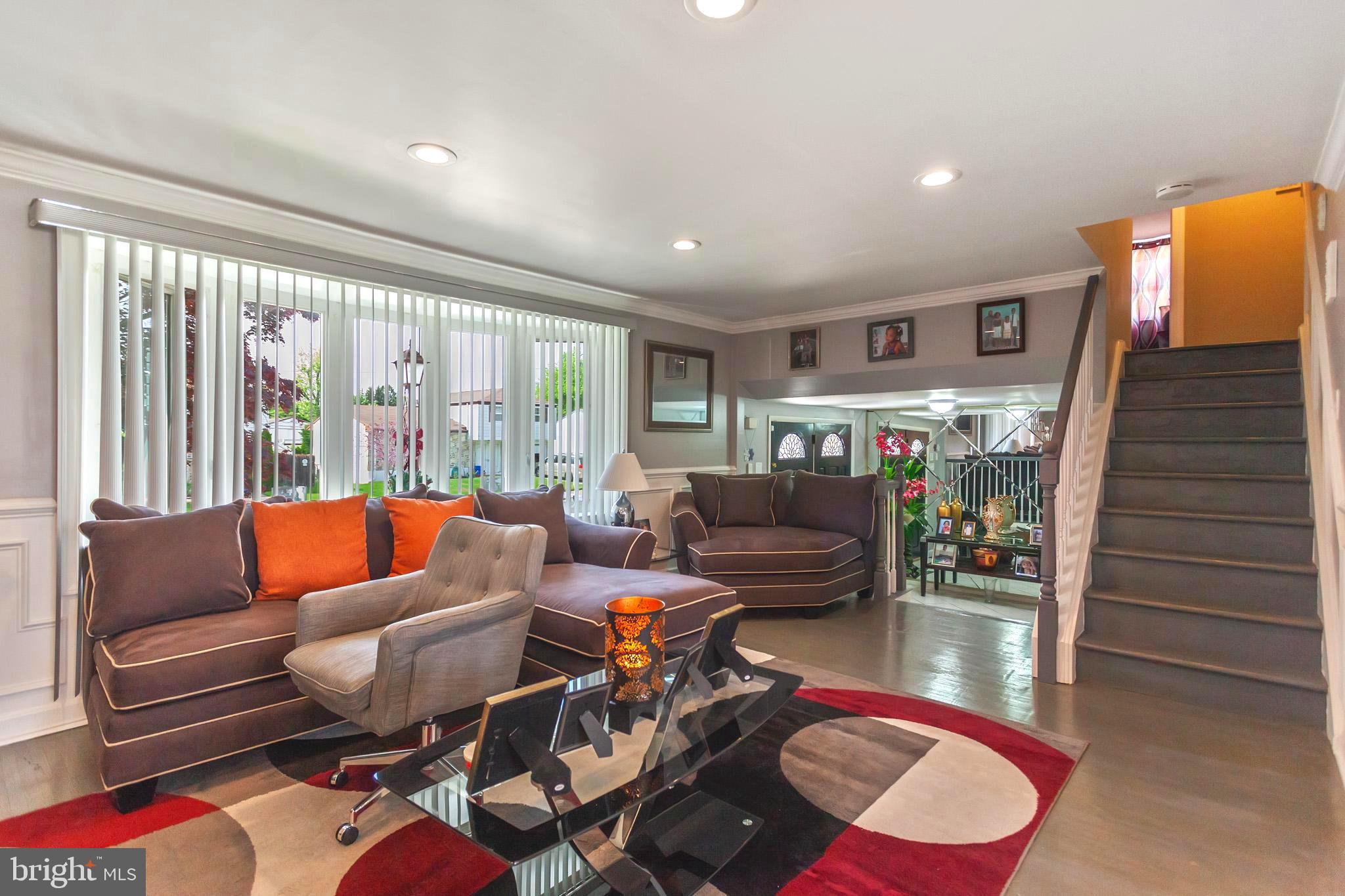 9731 Chapel Road Philadelphia, PA 19115 - Photo 6 of 27 Living Room