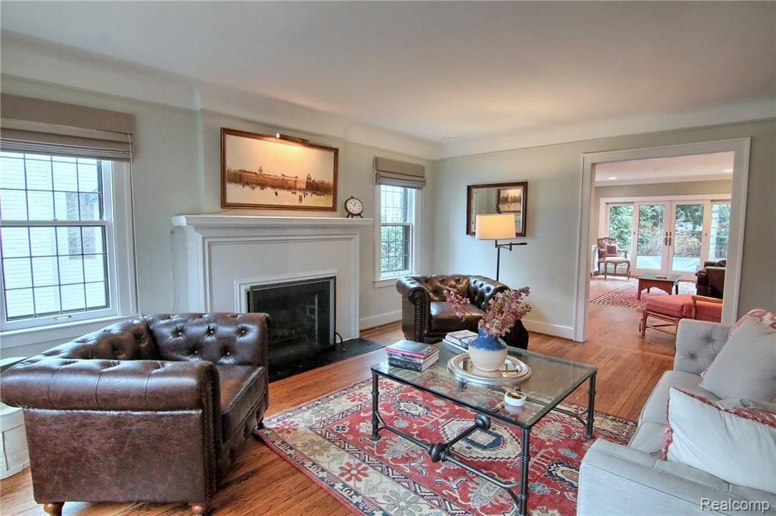 176 Moran Road Grosse Pointe, MI 48236 - Photo 3 of 29 Living Room