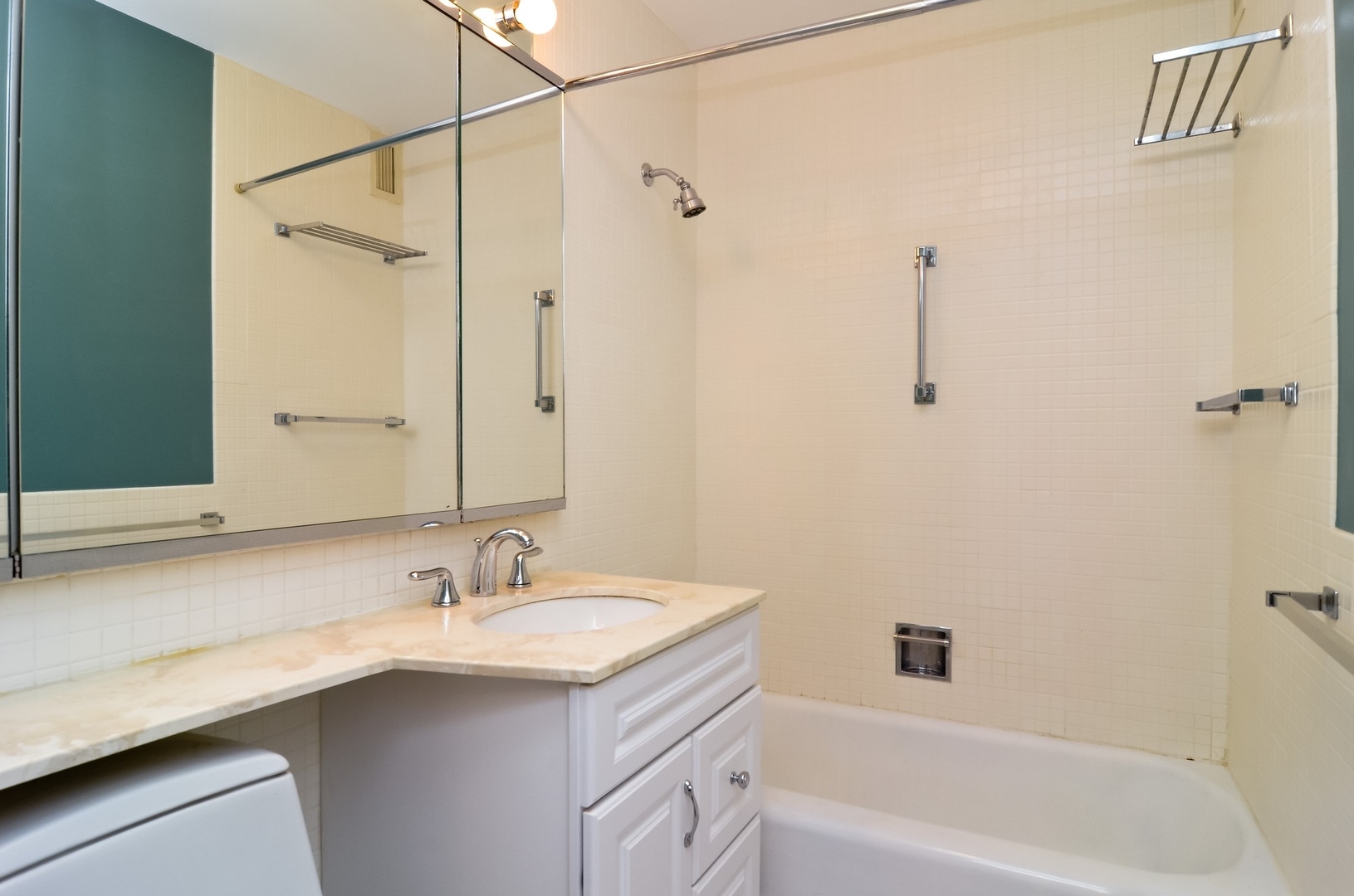 400 East Randolph Street, Unit 2302 Chicago, IL 60601 - Photo 5 of 22 a bathroom with a shower sink vanity and bathtub