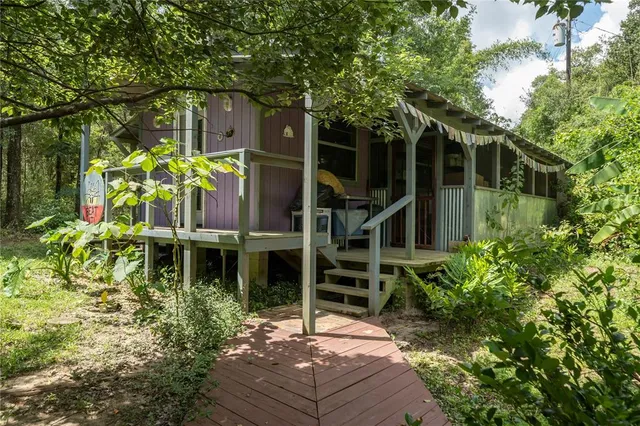 a view of empty room with window