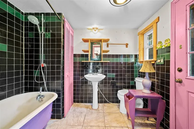 $593,900 | 250 West West Lake Drive, Hawthorne, FL 32640