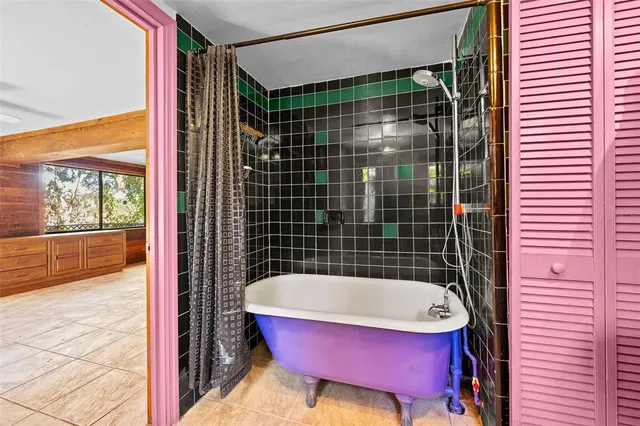 $593,900 | 250 West West Lake Drive, Hawthorne, FL 32640