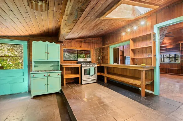 $593,900 | 250 West West Lake Drive, Hawthorne, FL 32640