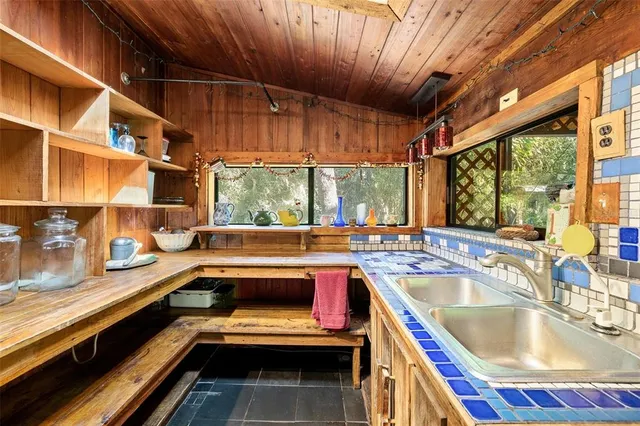 $593,900 | 250 West West Lake Drive, Hawthorne, FL 32640