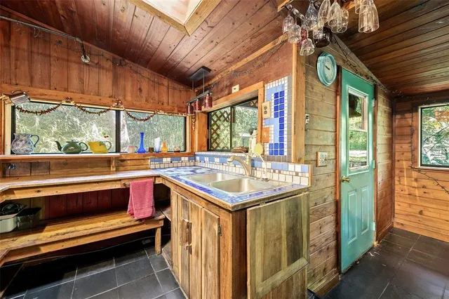 $593,900 | 250 West West Lake Drive, Hawthorne, FL 32640