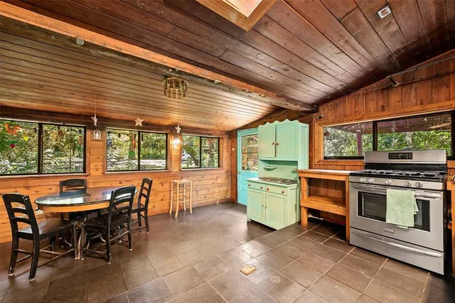 $593,900 | 250 West West Lake Drive, Hawthorne, FL 32640