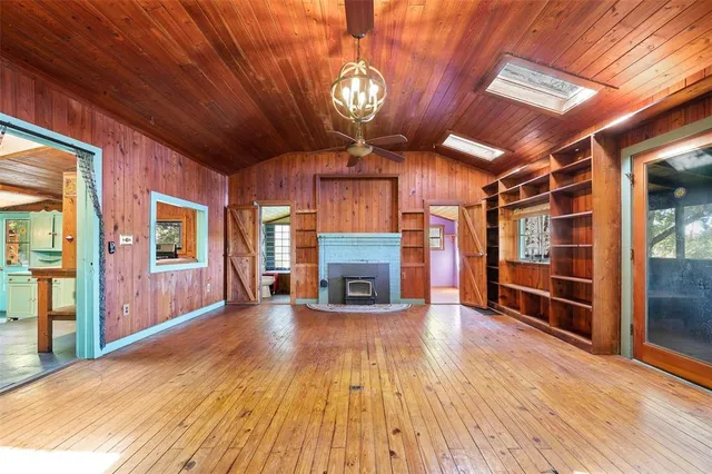 $593,900 | 250 West West Lake Drive, Hawthorne, FL 32640