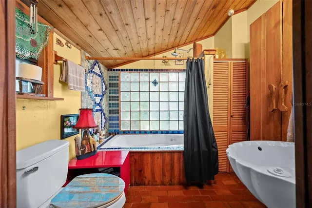 $593,900 | 250 West West Lake Drive, Hawthorne, FL 32640