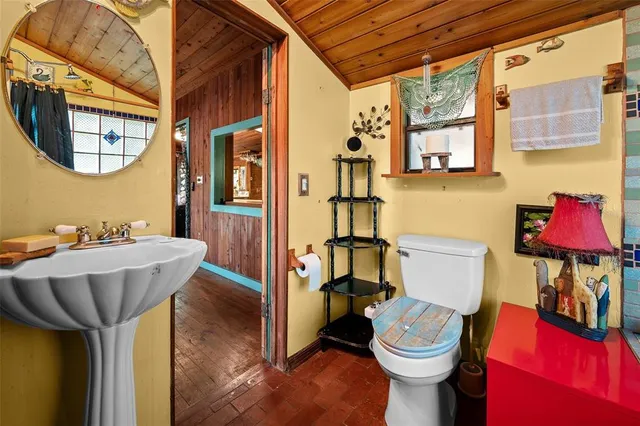 $593,900 | 250 West West Lake Drive, Hawthorne, FL 32640