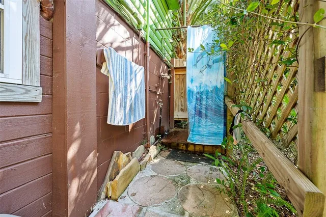 $593,900 | 250 West West Lake Drive, Hawthorne, FL 32640