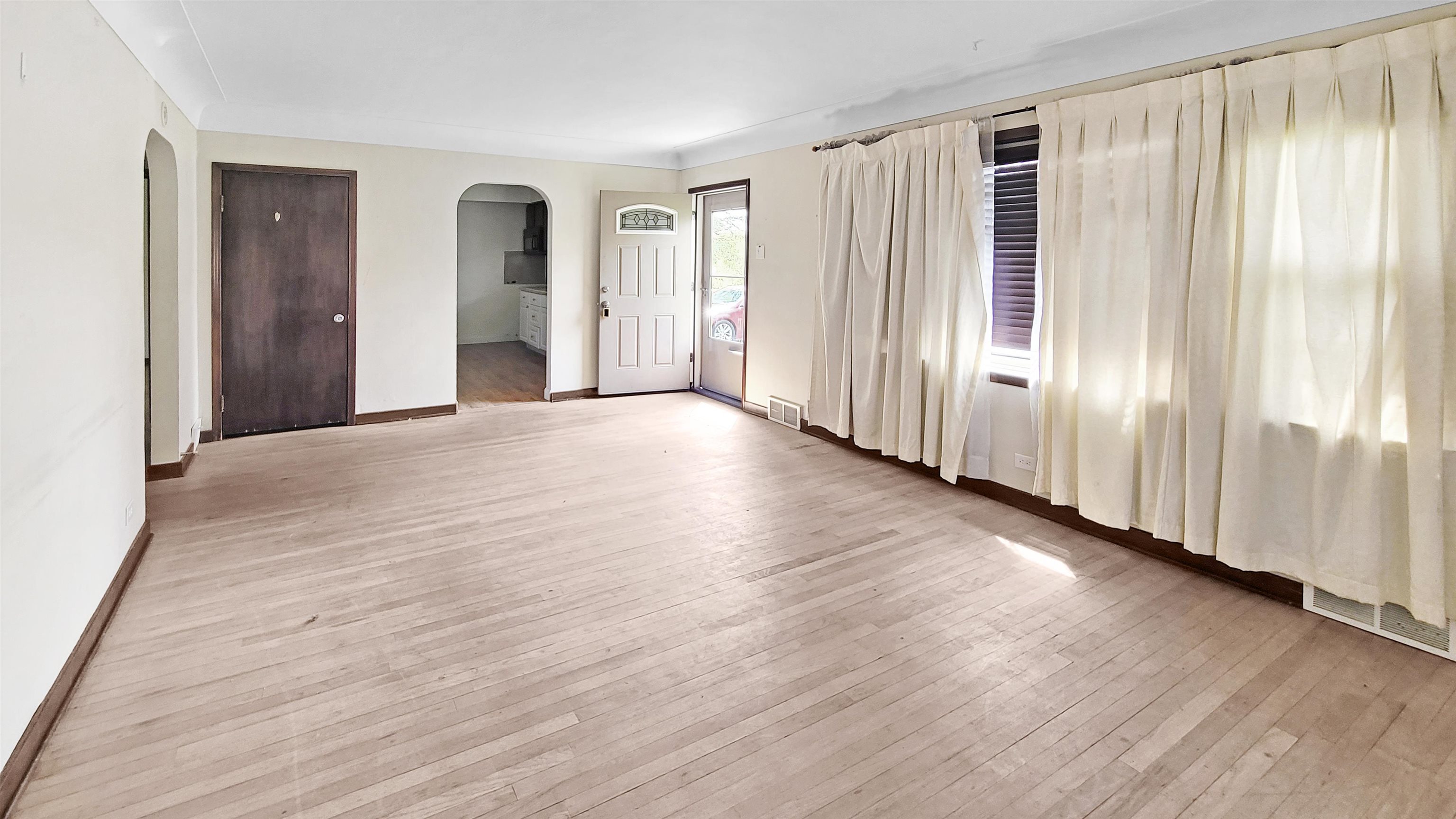 2127 East Coldwater Road Flint, MI 48505 - Photo 3 of 15 50176246-265af370-8c04-427e-9b73-178bc6fa1ba3.JPG