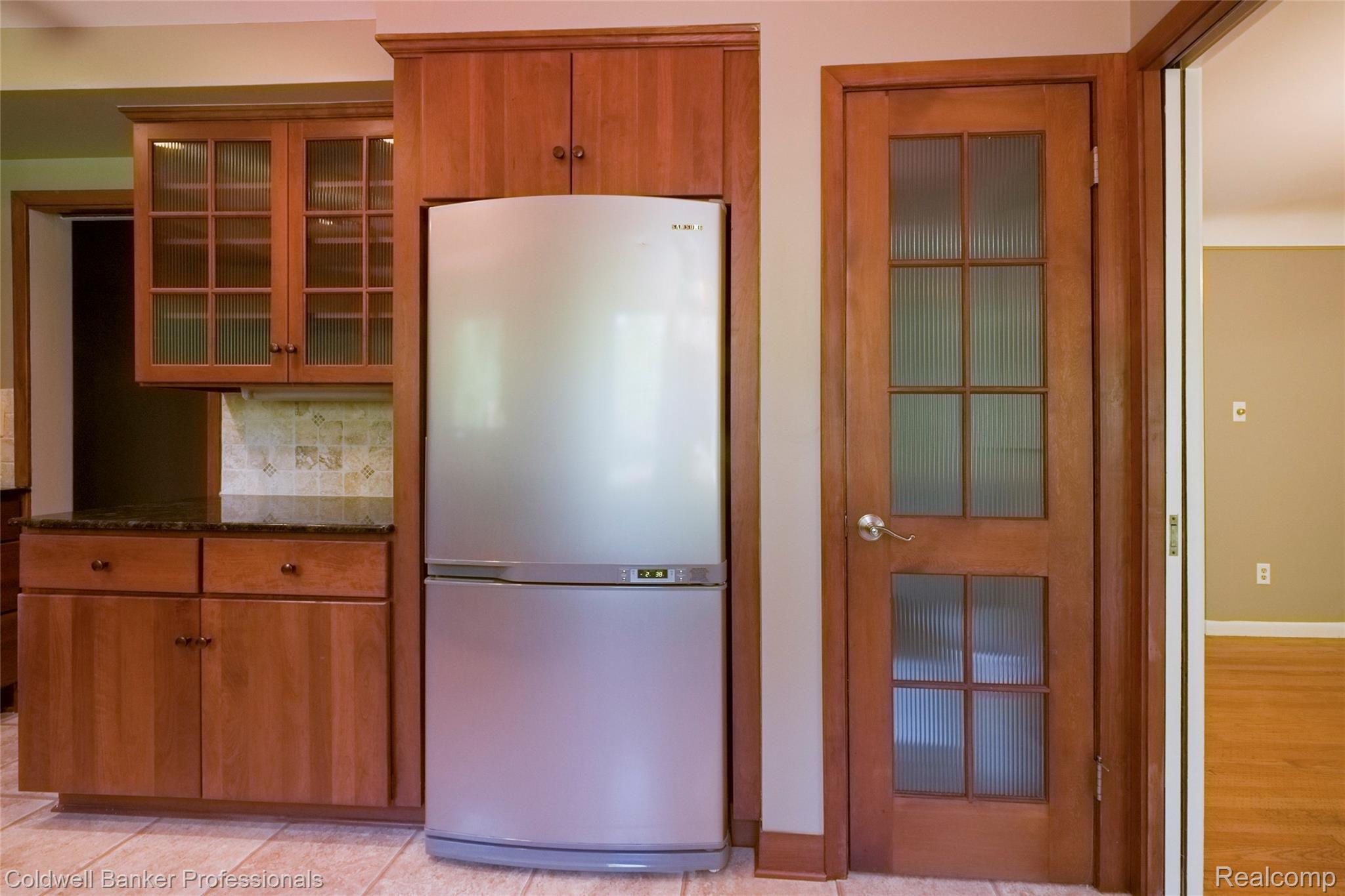 Gorgeous Cabinets/Stainless Steel Refrigerator/Pantry