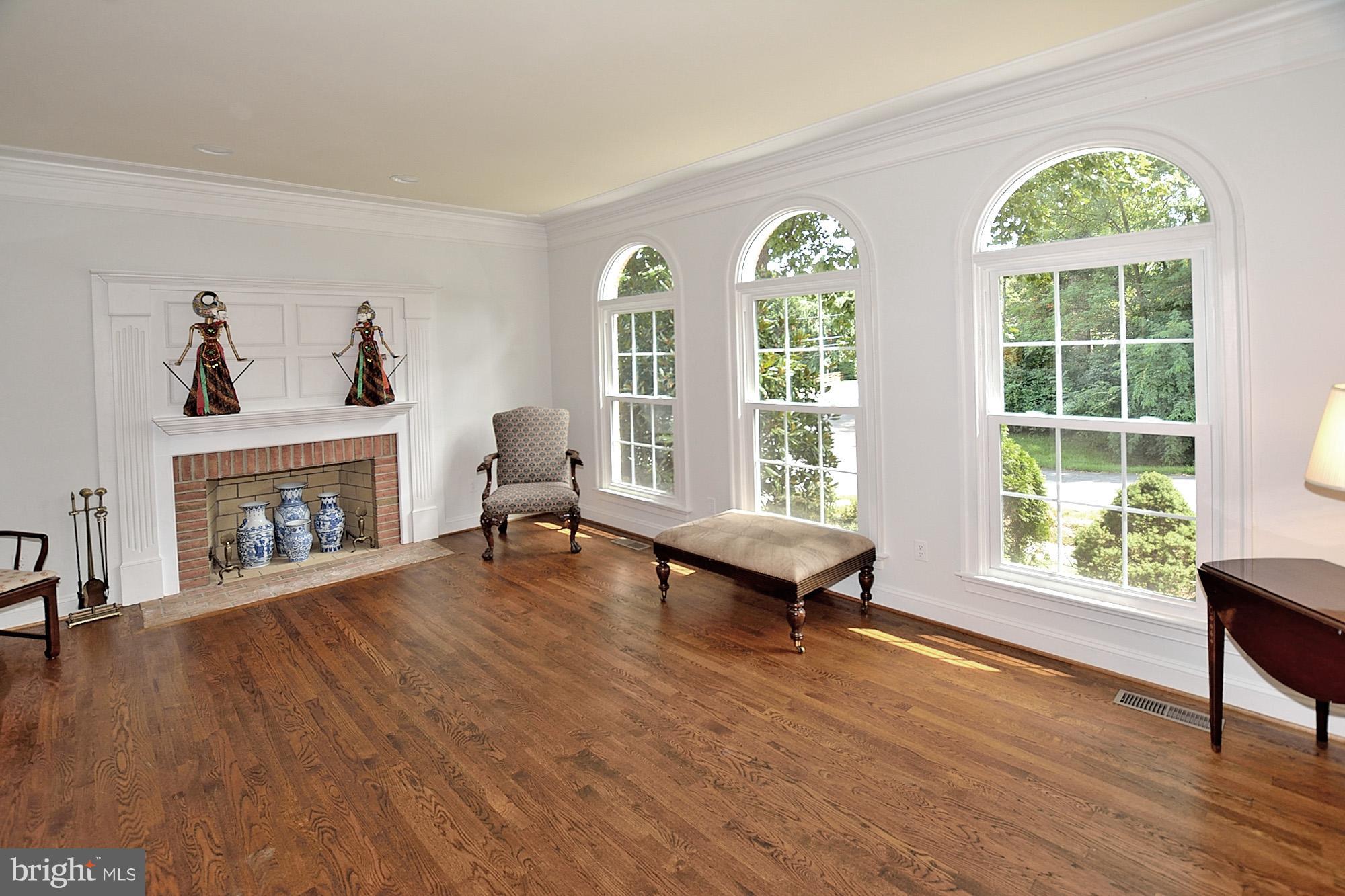 9900 Timmark Court Vienna, VA 22181 - Photo 4 of 30 Living Room