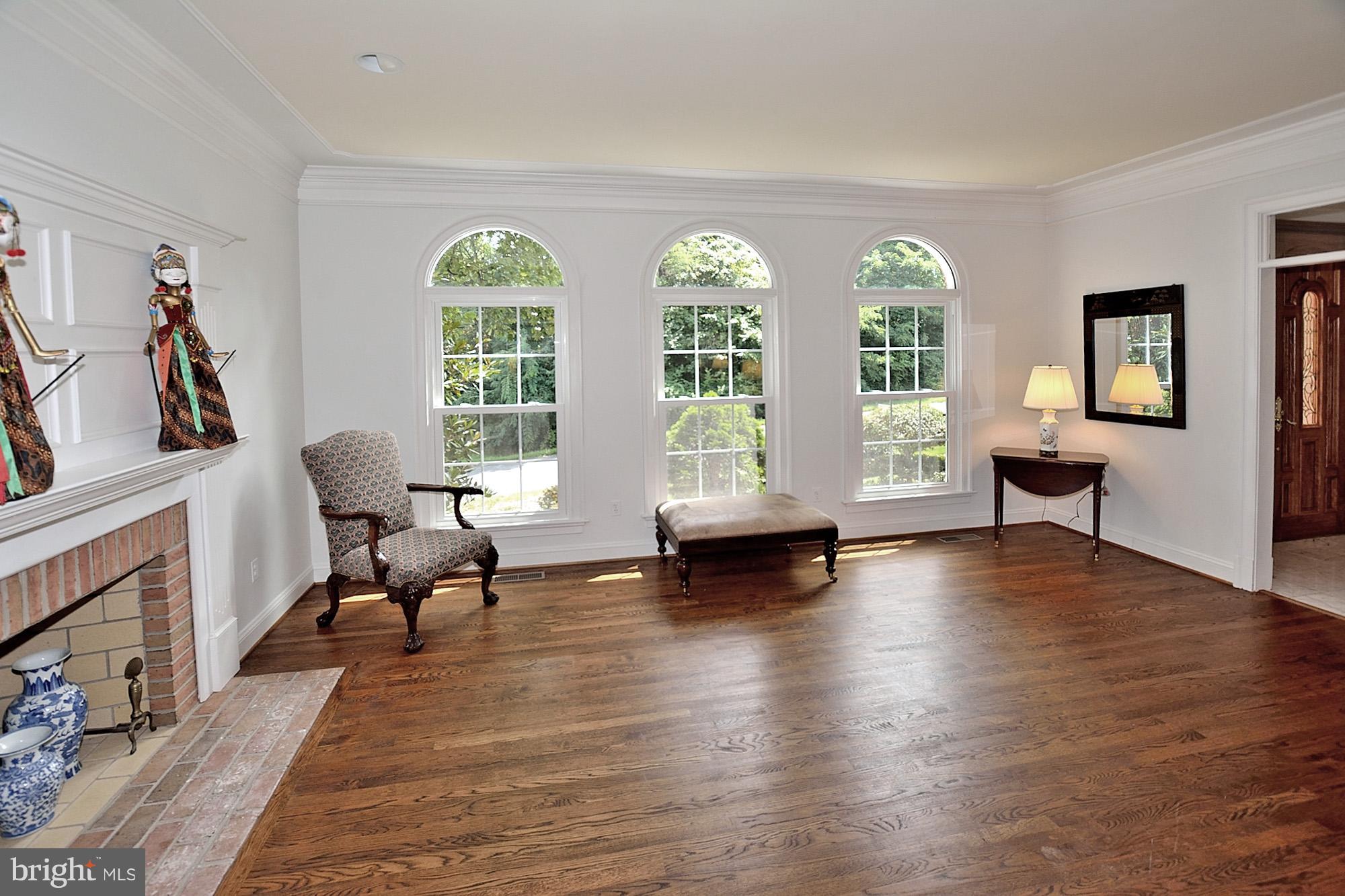 9900 Timmark Court Vienna, VA 22181 - Photo 5 of 30 Living Room