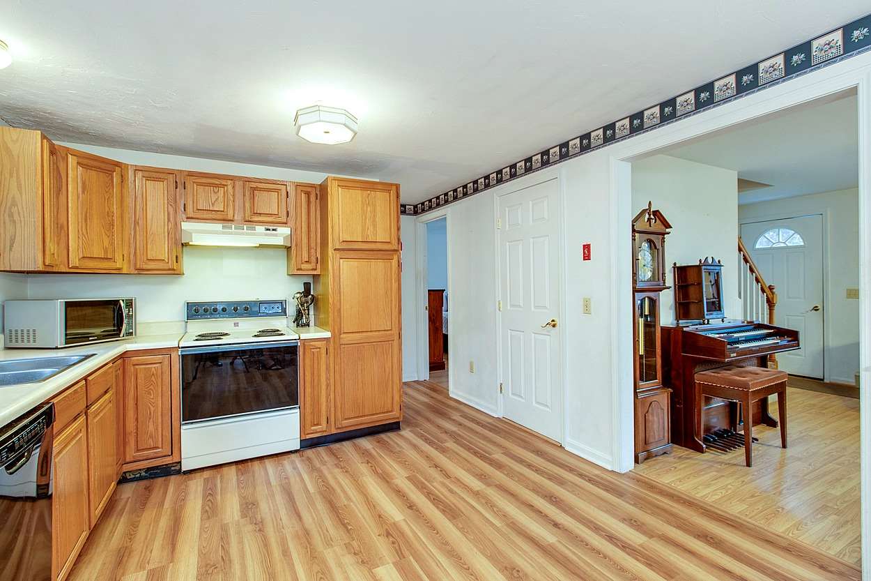 77 Overledge Dr Extension Derry, NH 03038 - Photo 5 of 32 Gallery Image 5