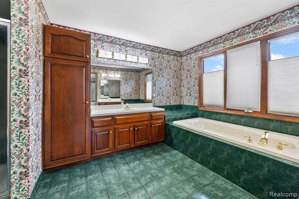 1384 Lakeview Drive Rochester Hills, MI 48306 - Photo 44 of 65