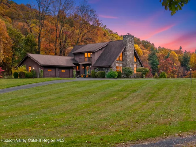 a front view of house with yard