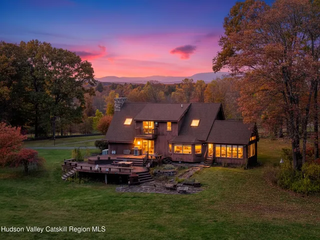 a view of yard with tree