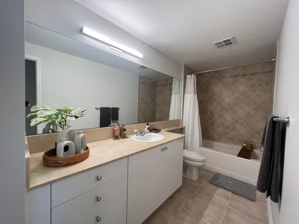 $2,500 | 806 East Windward Way, Unit 216, Lantana, FL 33462