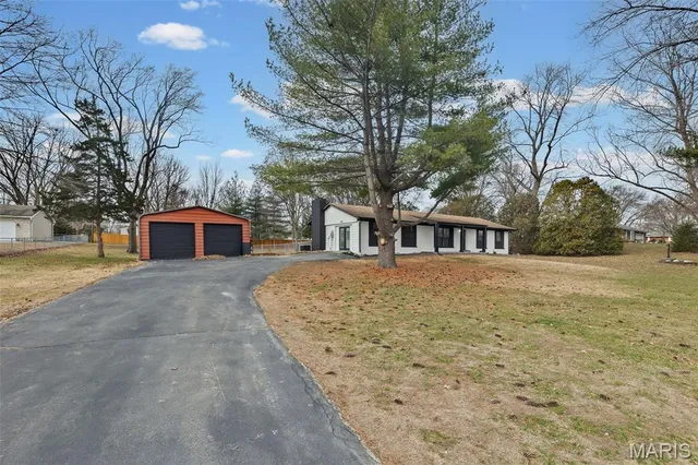 $299,000 | 877 Longhi Road, Collinsville, IL 62234