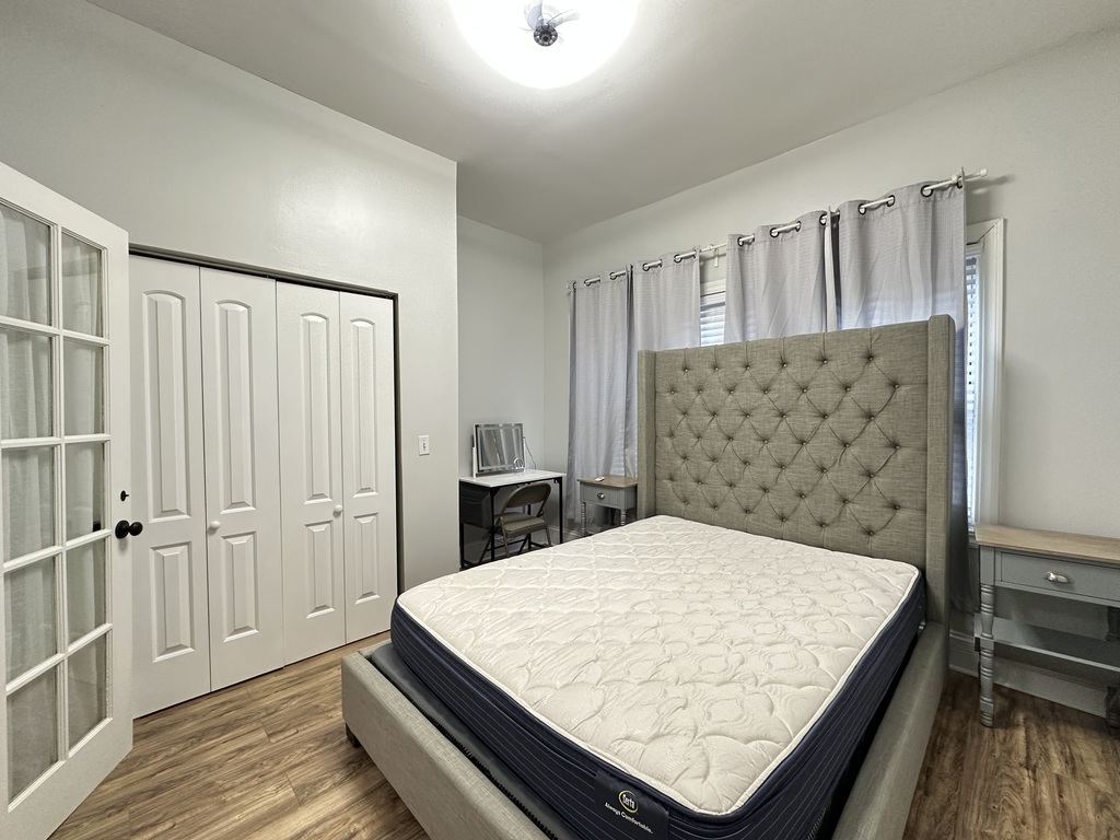 720 North Elizabeth Street, Unit 2 Chicago, IL 60642 - Photo 14 of 20 a room with a large bed and wooden floor