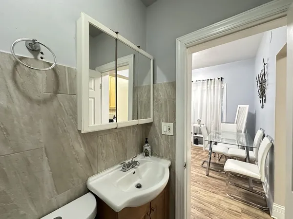 $3,100 | 720 North Elizabeth Street, Unit 2, Chicago, IL 60642