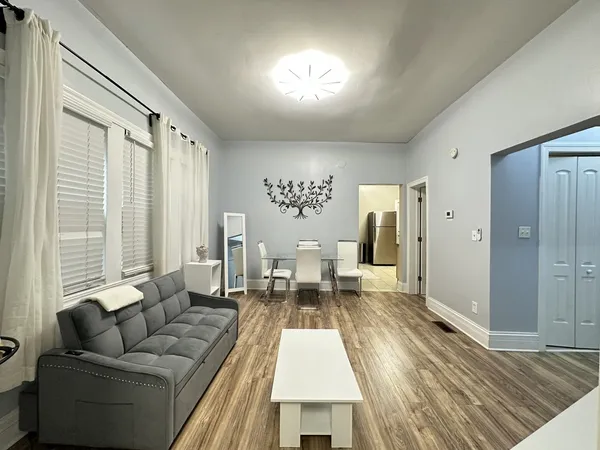 $3,100 | 720 North Elizabeth Street, Unit 2, Chicago, IL 60642