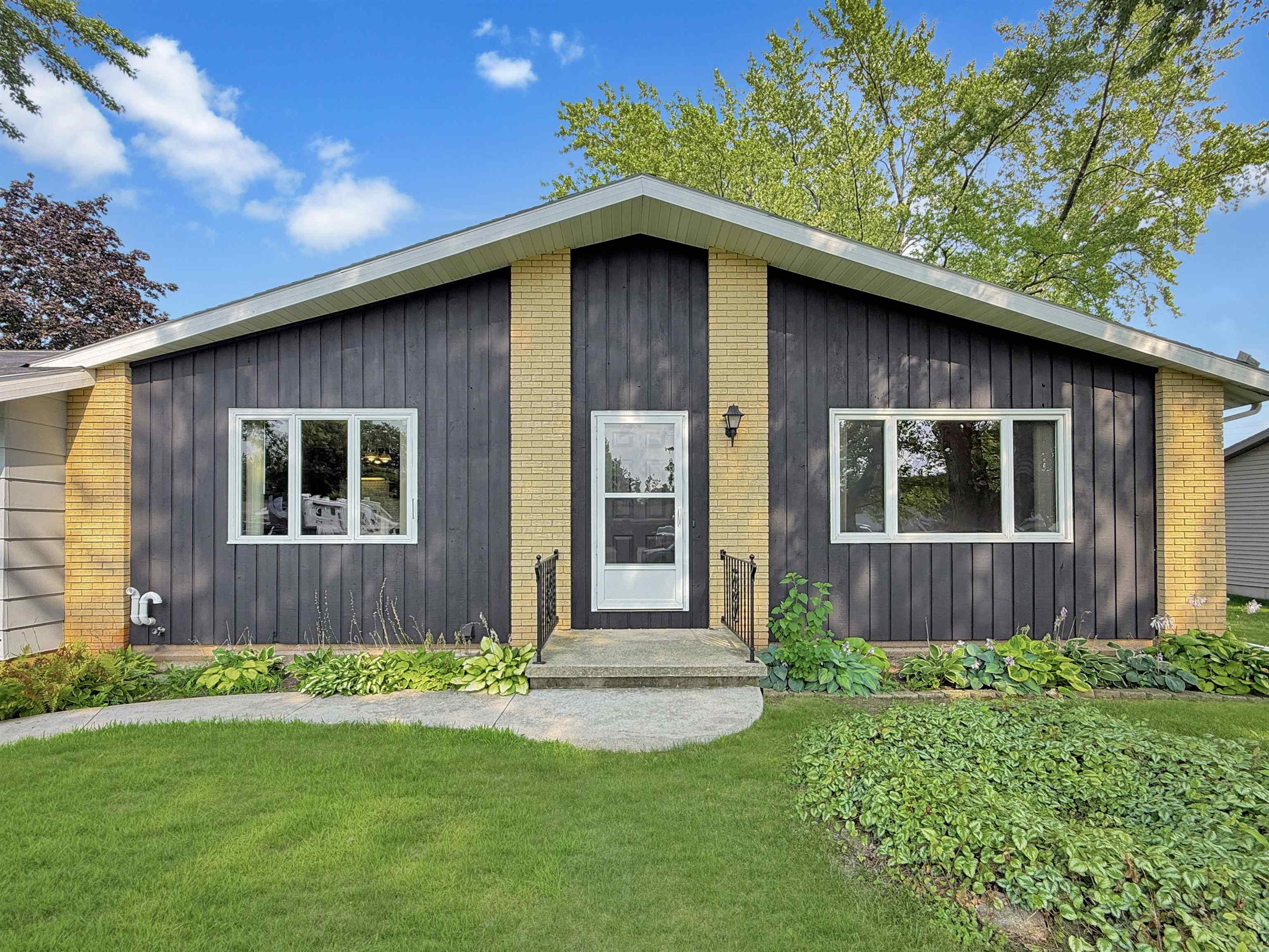 130 Barton Road Oshkosh, WI 54904 - Photo 2 of 25 Gallery Image 2