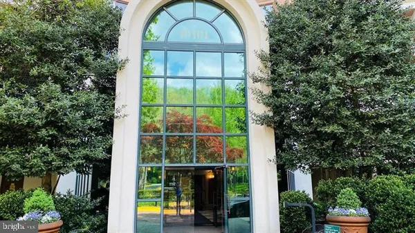 $2,100 | 10101 Grosvenor Place, Unit 1212, Rockville, MD 20852