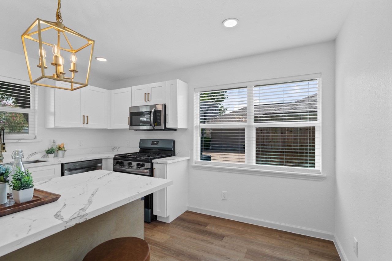 5326 Findlay Drive Pasadena, TX 77505 - Photo 24 of 50 Bright kitchen and breakfast area with large windows, abundant natural light, and views of the backyard.