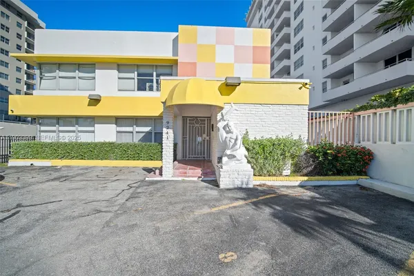$2,900 | 9241 Collins Avenue, Unit 11, Surfside, FL 33154