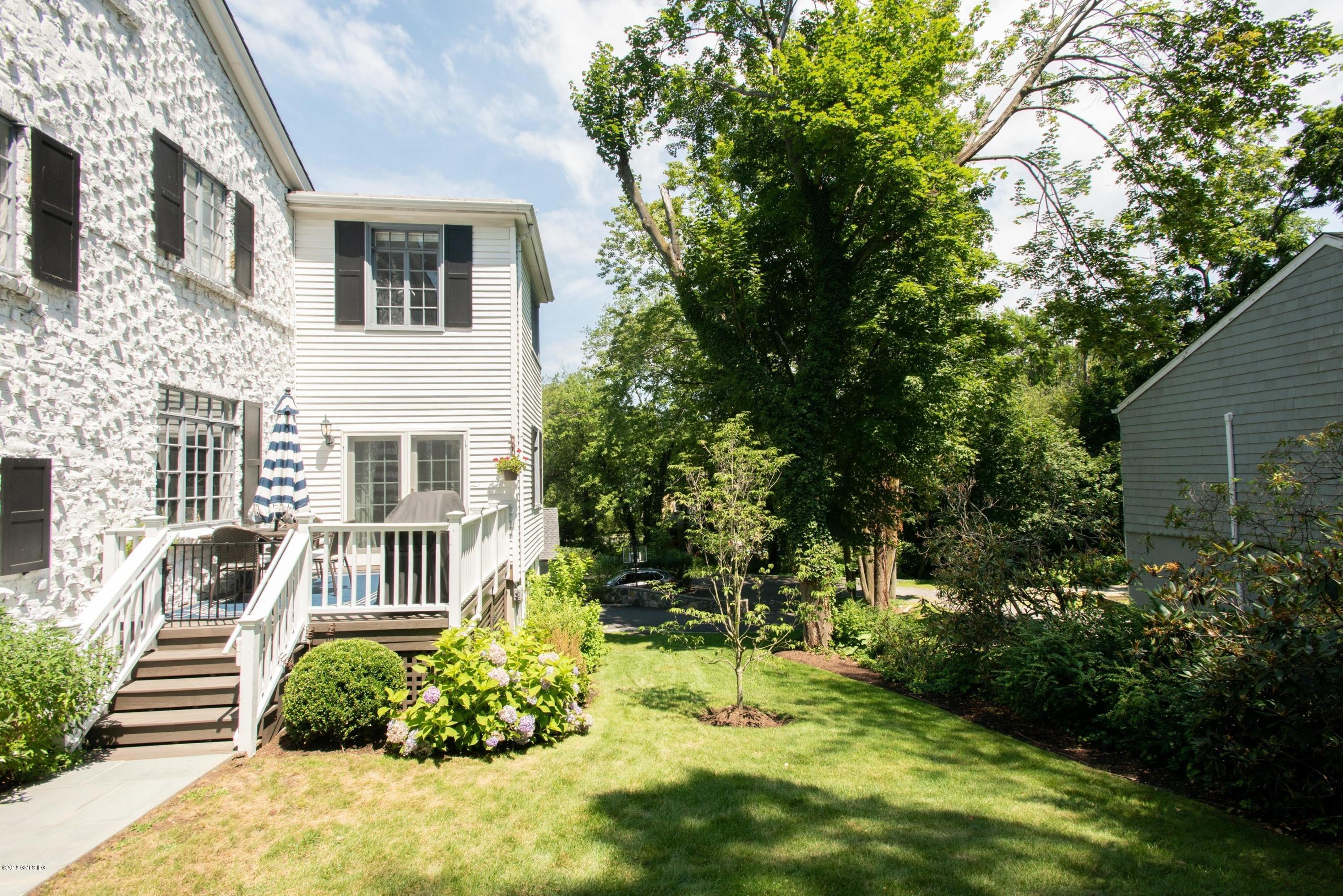 34 Crescent Road Riverside, CT 06878 - Photo 36 of 37 a view of front of a house with a yard