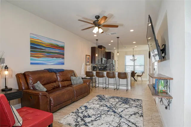 $2,300 | 565 Demarett Drive, Point Venture, TX 78645