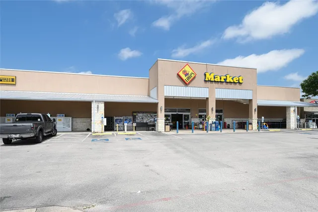 $2,300 | 565 Demarett Drive, Point Venture, TX 78645