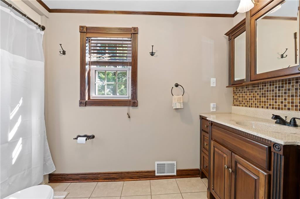 1906 Mt Royal Boulevard Glenshaw, PA 15116 - Photo 21 of 35 Full Upstairs Bathroom