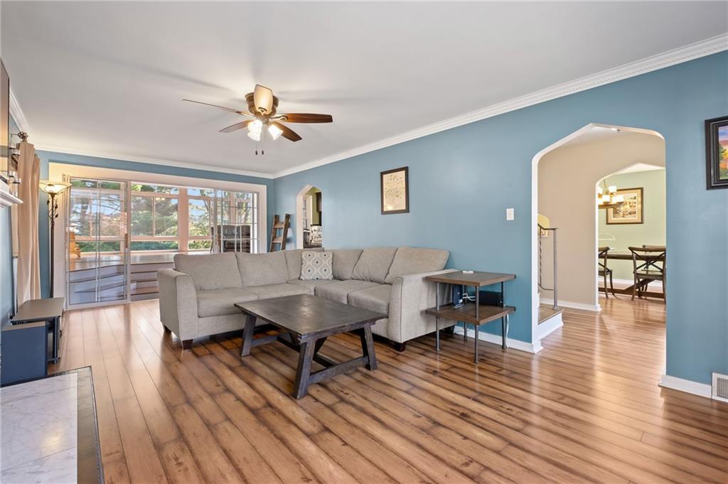 1906 Mt Royal Boulevard Glenshaw, PA 15116 - Photo 5 of 35 Living Room