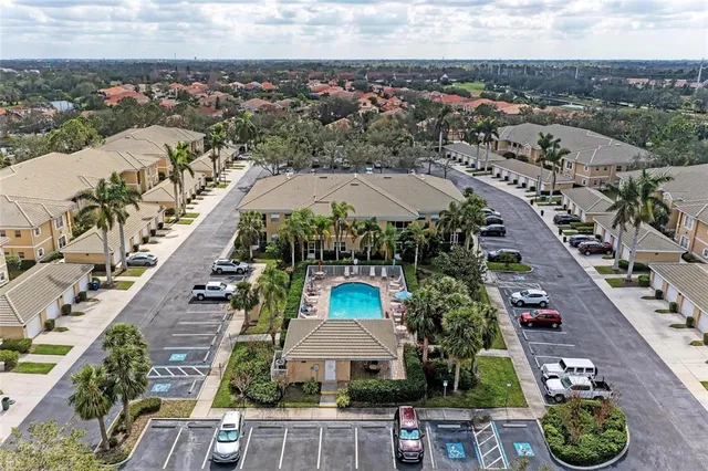 $310,000 | 6326 Grand Oak Circle, Unit 203, Bradenton, FL 34203