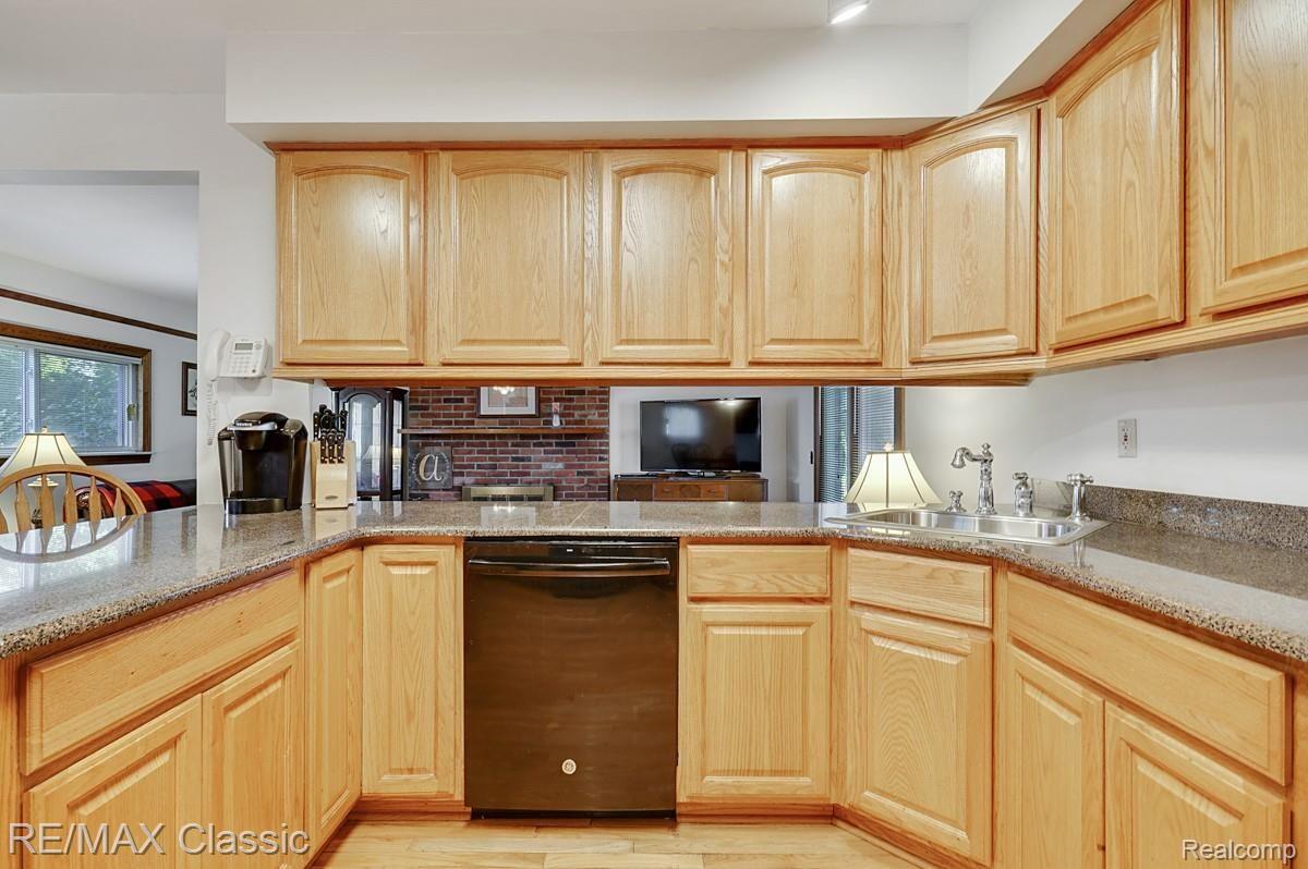 16381 Wayne Road Livonia, MI 48154 - Photo 9 of 27 dsc09290-dsc09292.jpg