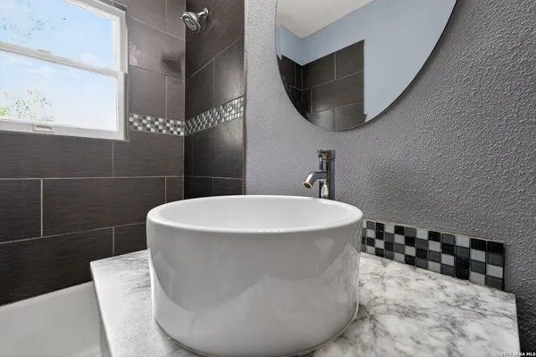 $298,000 | 703 East Krezdorn Street, Seguin, TX 78155